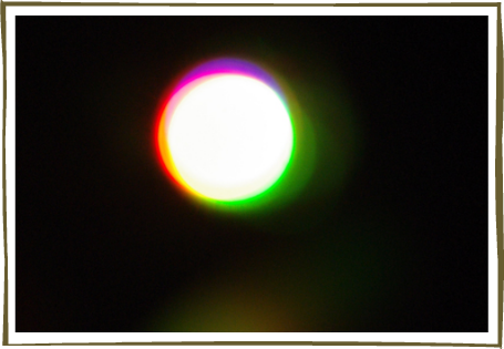 Suma de colores luz sobre un fondo negro.