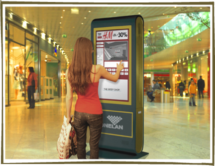 Utilización de una pantalla táctil en un centro comercial, favoreciendo la accesibilidad de los usuarios.